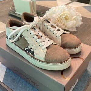 Women’s Crown Vintage Kalinda Tan Shoes Size 7 US